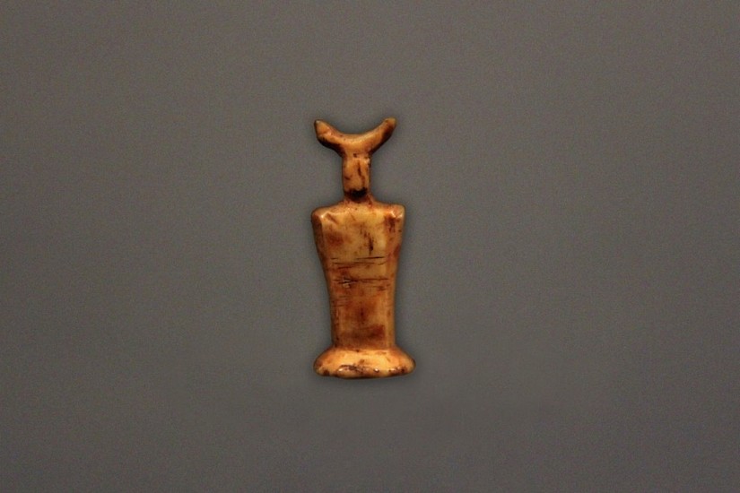 OBS Anonymous, Miniature figure with horns, Thule
ivory, 1516 x 38 x 18 in. (2.4 x 0.9 x 0.3 cm)
See Gifts from Our Ancestors Catalog Number 139, illustrated on p. 306
01191-1